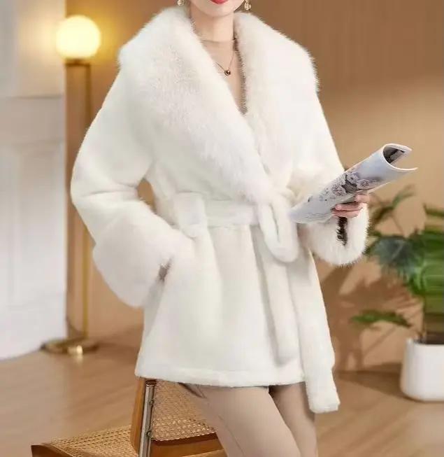 Manteau de fourrure une pièce élégant et tendance pour femmes avec col en fourrure