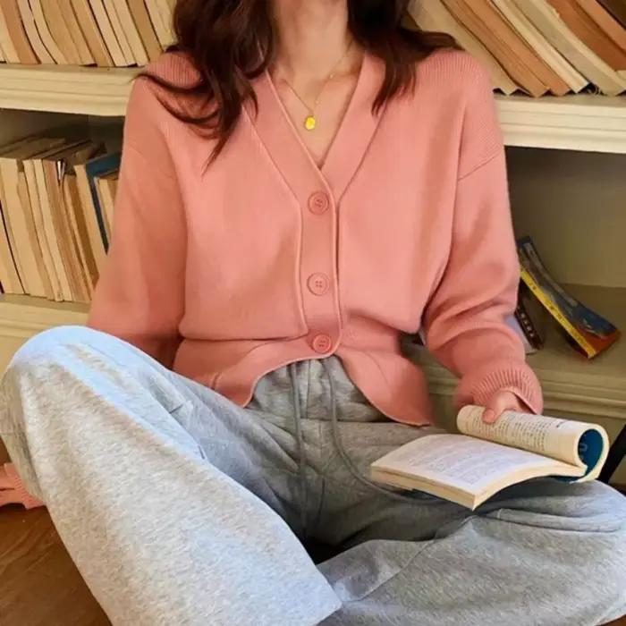 Cardigan décontracté tricoté AOSSVIAO – Collection Automne Hiver 2026 – Élégance unie, col en V, cou