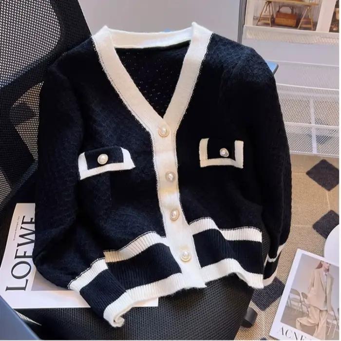 Cardigan en tricot pour femme, col en V, coupe courte, boutons perlés sur le devant, bordure contras