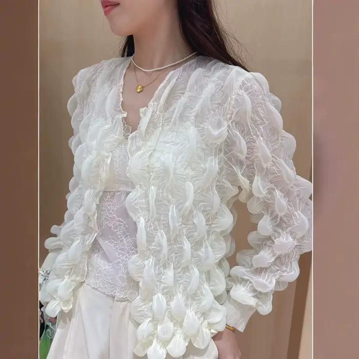 Un cardigan élégant, ample, uni et polyvalent, au style plissé unique et soigné.