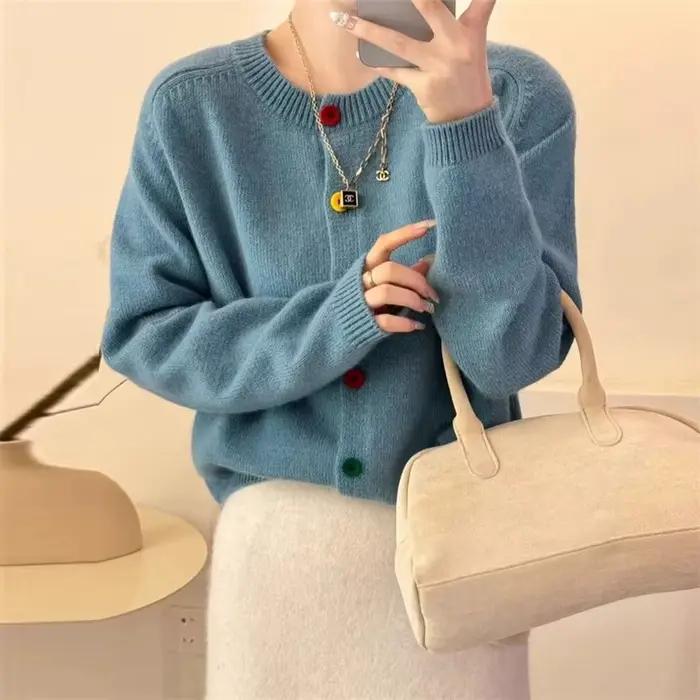 Cardigan tricoté à dos nu pour l'automne et l'hiver de 2025 avec un pull à col rond à boutons de cou