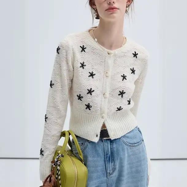 Pull tricoté pour femme en automne 2025, avec un tempérament paresseux et un cardigan en tricot brod