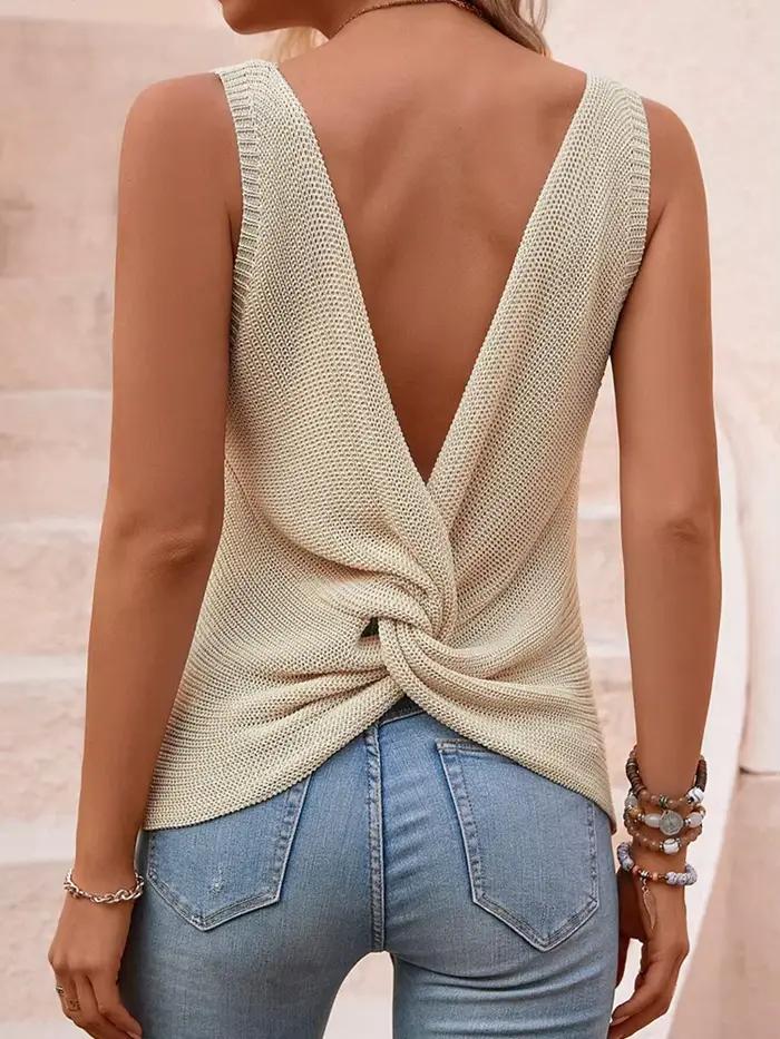 Pull tricoté torsadé à grande découpe au dos