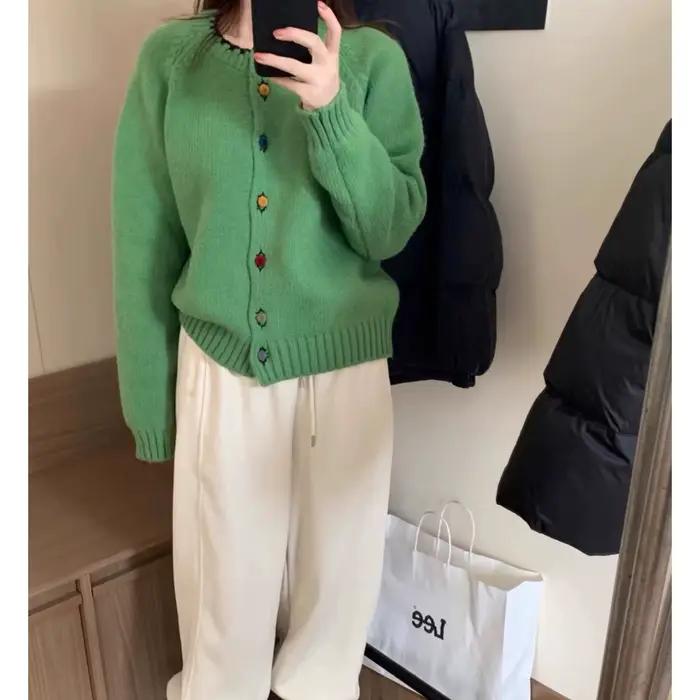 La collection automne/hiver 2025 comprend un pull de Style ralenti à col rond et boutons de couleur présentant un Cardigan tricoté haut de gamme