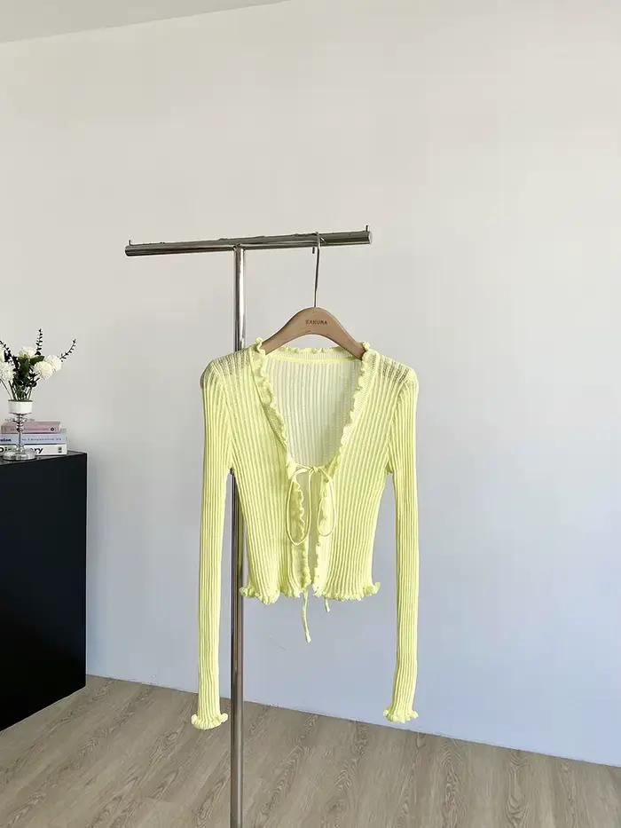 Cardigan en tricot côtelé avec cravate sur le devant