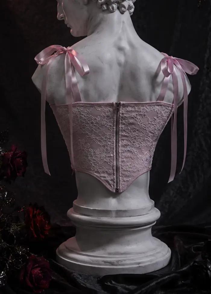 【Fragments.】 Un choix, pas de plus.】Gilet rose tendance pour femme avec bretelles à panneaux en dentelle rétro et grand nœud
