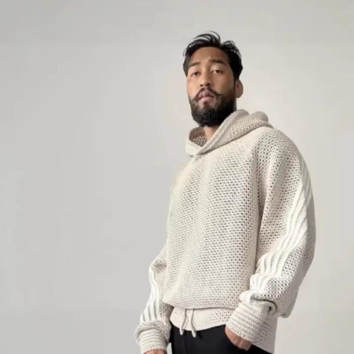 Pull tricoté à capuche avec demi-fermeture éclair