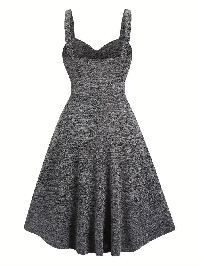 Un ensemble deux pièces d'un cardigan gris foncé confortable avec une robe dos nu pour femme