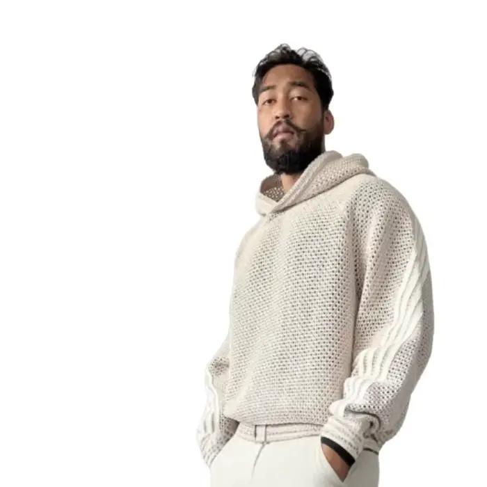 Pull tricoté à capuche avec demi-fermeture éclair