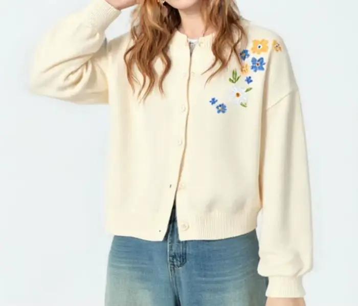 Pull chaud brodé à fleurs