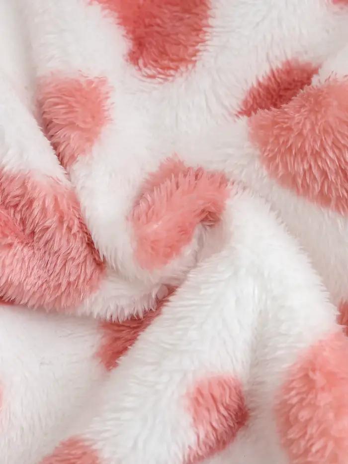 Ce cardigan chaud pour fille d'automne et d'hiver est sucré et mignon. C'est une base blanche avec des coeurs roses manteau en flanelle entièrement imprimé