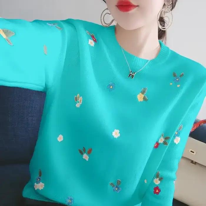 Pull brodé à petites marguerites