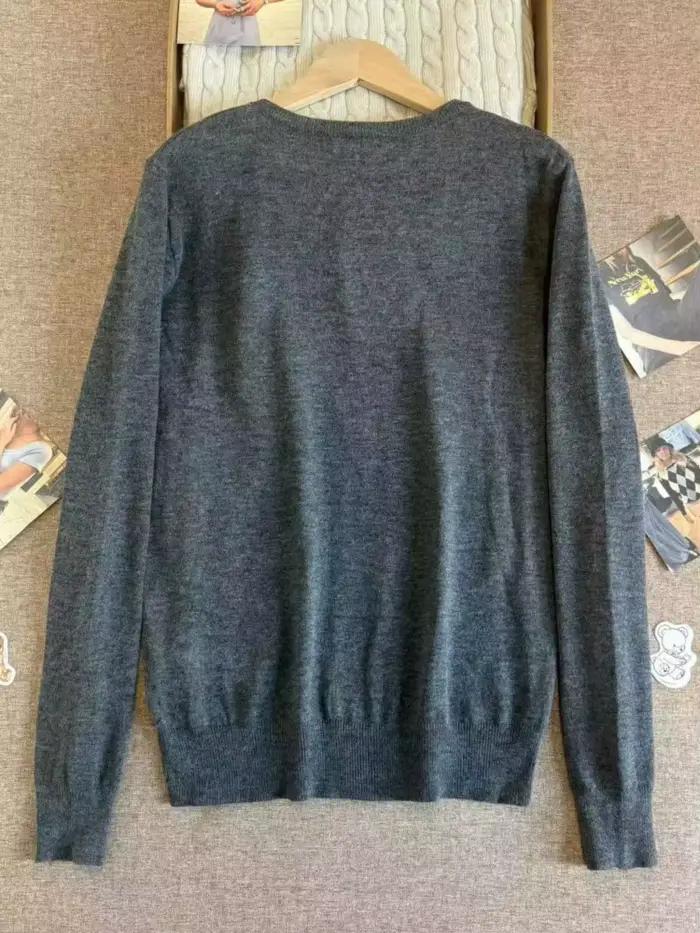 Pull gris à col en V pour femme