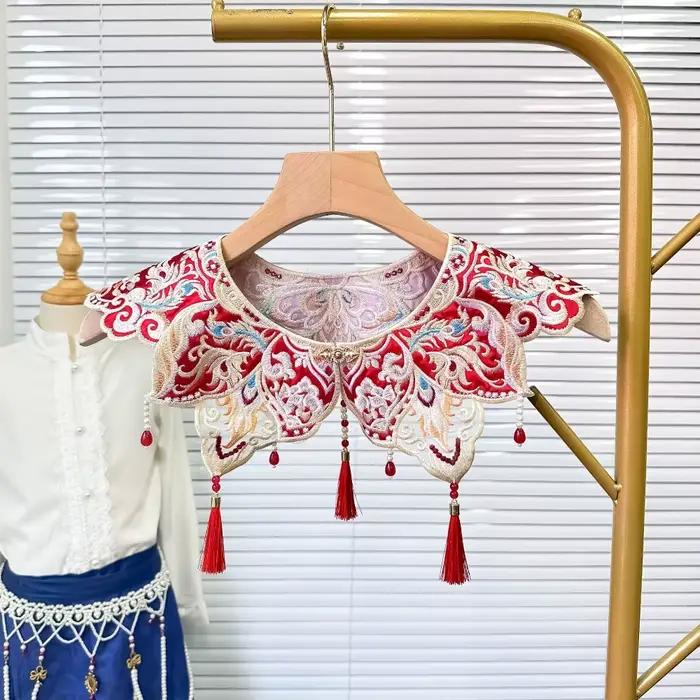 Faux col élégant, Design brodé