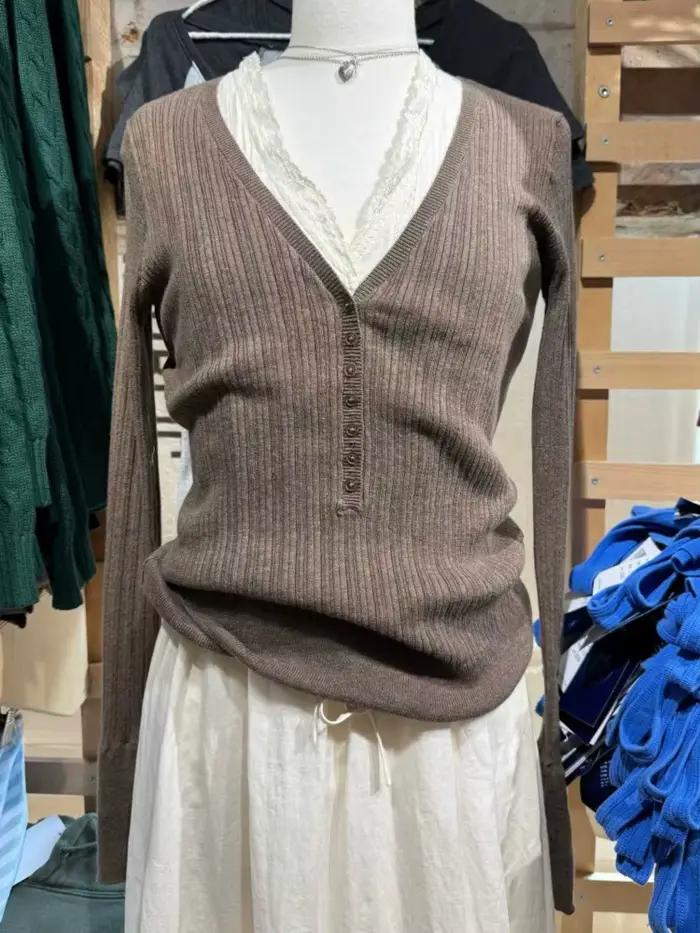 T-shirts en tricot à col en V avec boutons pour femmes