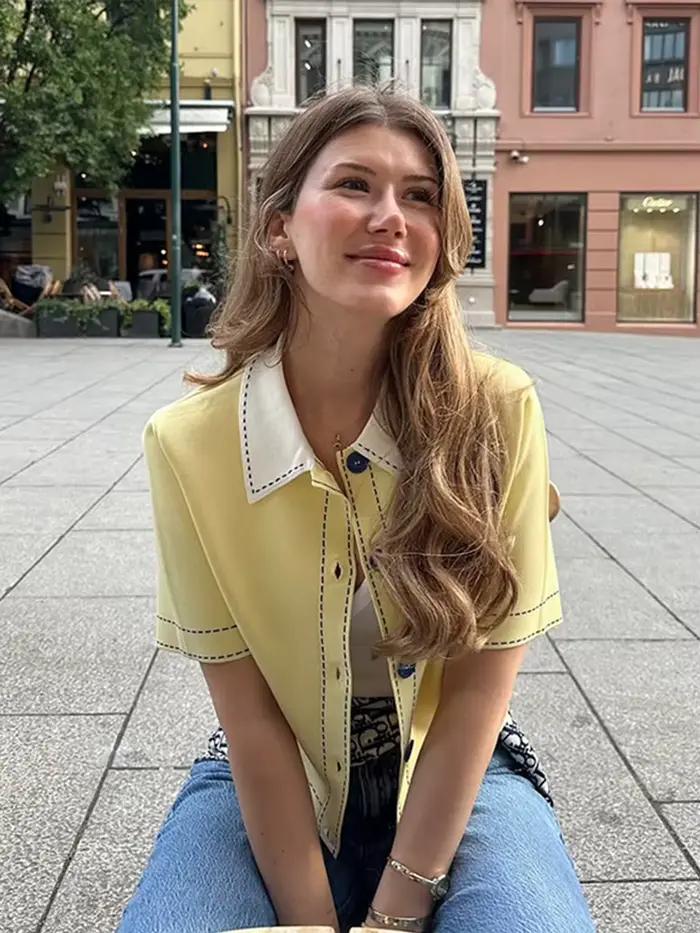 Pull tricoté à revers jaune