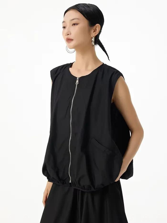 Gilet décontracté noir uni pour femme, col rond sans manches, tendance printemps automne 2026, veste extérieure en coton polyester, grande taille, occasion spéciale, cadeau女性春季和秋季时尚无袖黑色背心，圆领设计，适合中年女性，棉聚酯材质，宽松版型，适用于各种场合，可作为礼物赠送。由于字符限制，此处未完全翻译成中文，请根据实际需求进行调整。