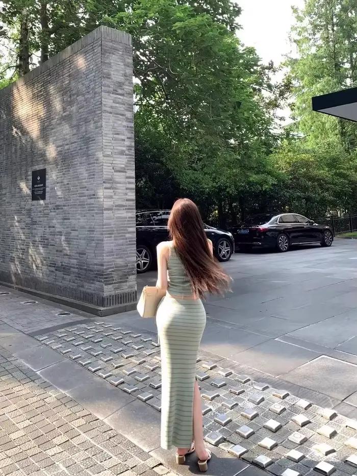 Ensemble gilet rayé en tricot vert et jupe