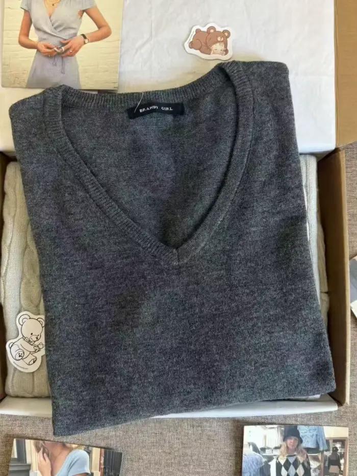 Pull gris à col en V pour femme