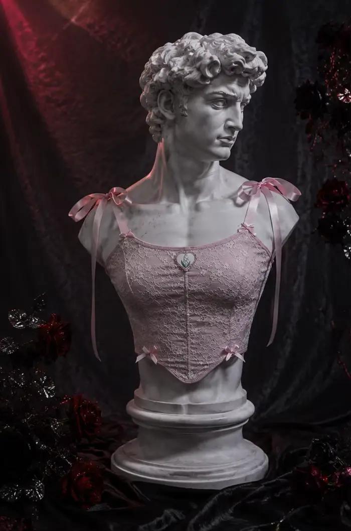【Fragments.】 Un choix, pas de plus.】Gilet rose tendance pour femme avec bretelles à panneaux en dentelle rétro et grand nœud