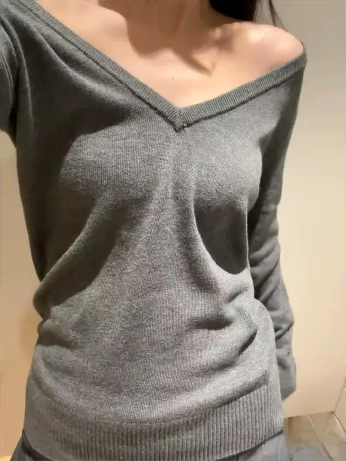 Pull gris à col en V pour femme