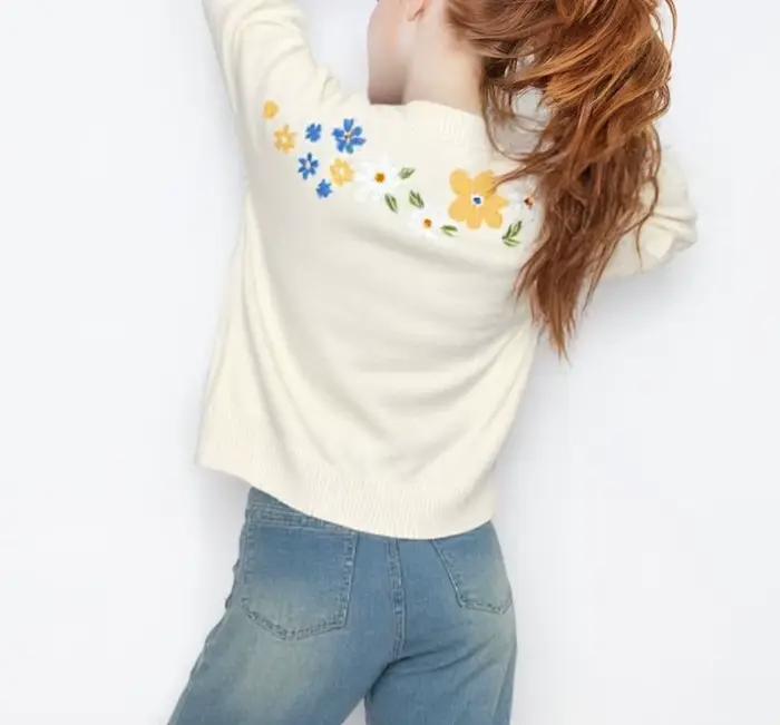 Pull chaud brodé à fleurs