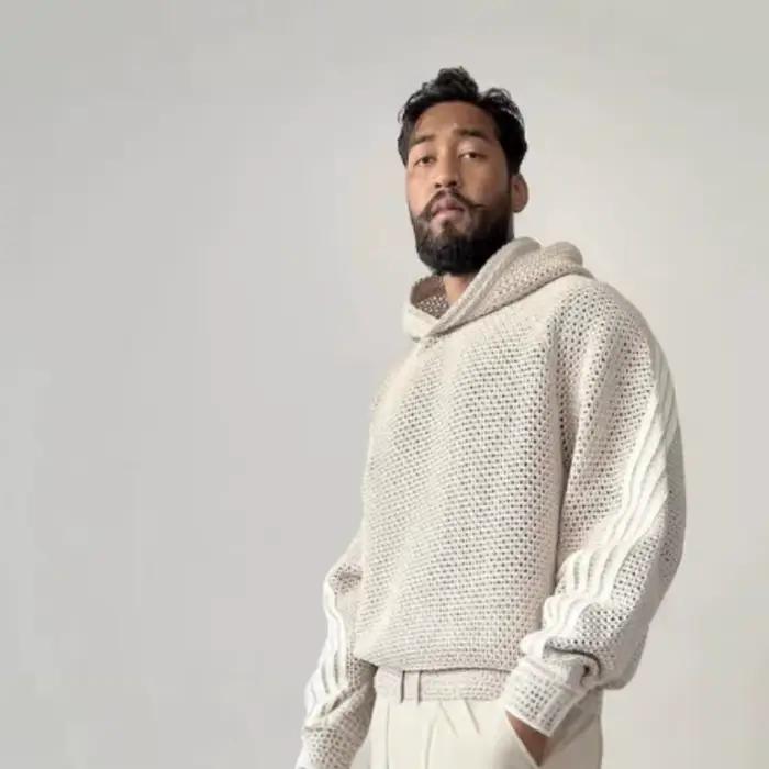 Pull tricoté à capuche avec demi-fermeture éclair