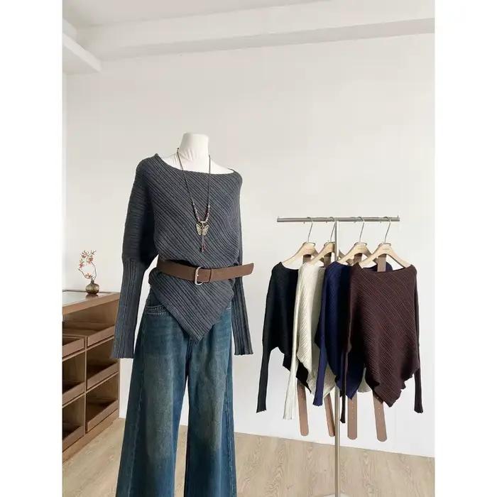 Pull tricoté irrégulier à manches longues avec ceinture et épaules inclinées