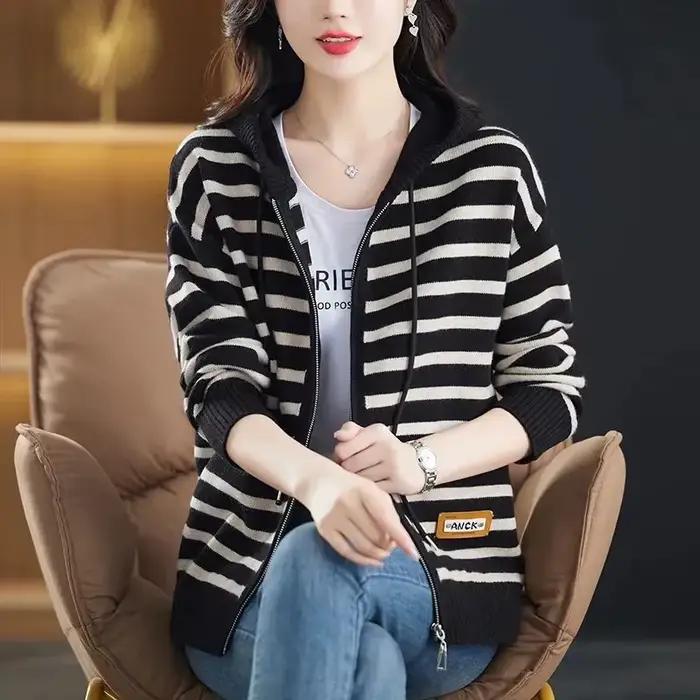 Pull rayé à capuche pour femmes