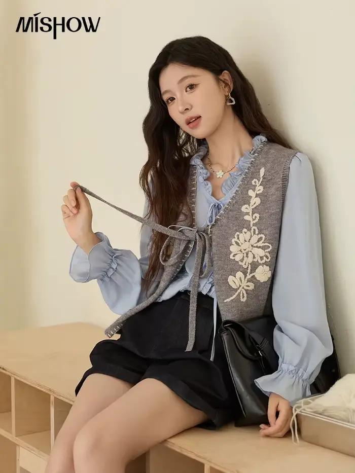 MISHOW femmes gilets tricotés 2025 automne solide brodé gilet col en v cravate courte vêtements d'extérieur amples polyvalent haut en tricot MXE45Z1397
