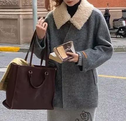 Manteau en laine à col en fourrure amovible