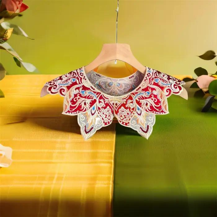 Faux col élégant, Design brodé