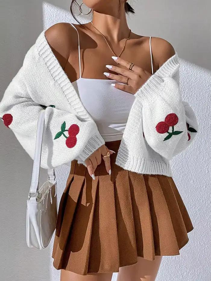 Cardigan tendance à épaules tombantes avec motif brodé cerise