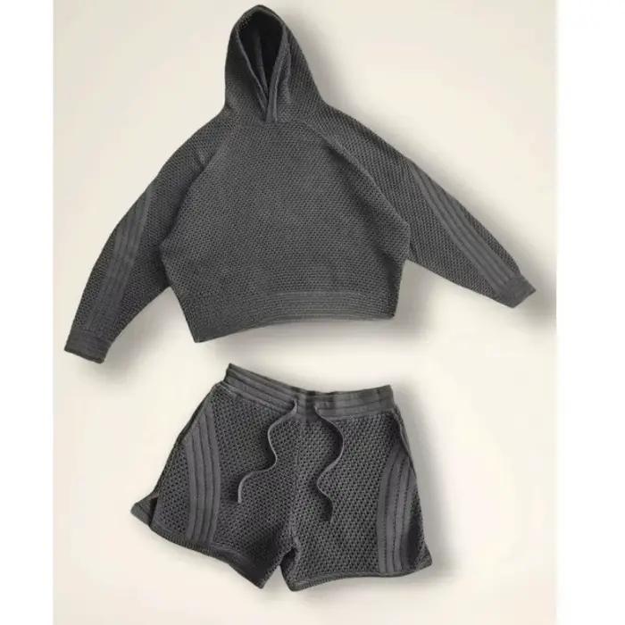 Pull tricoté à capuche avec demi-fermeture éclair