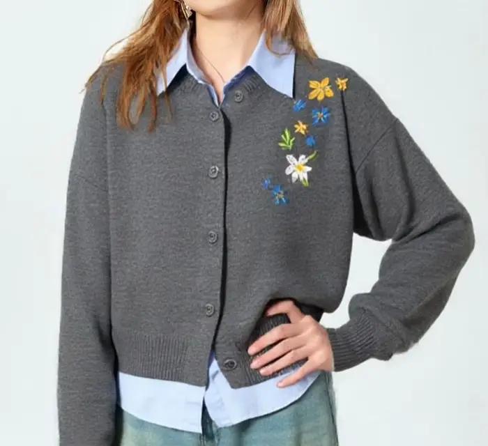 Pull chaud brodé à fleurs