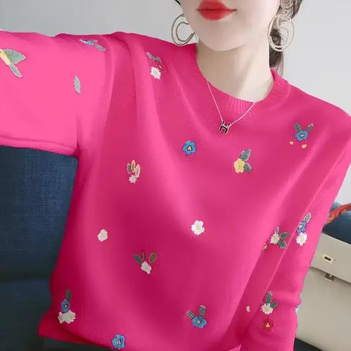 Pull brodé à petites marguerites