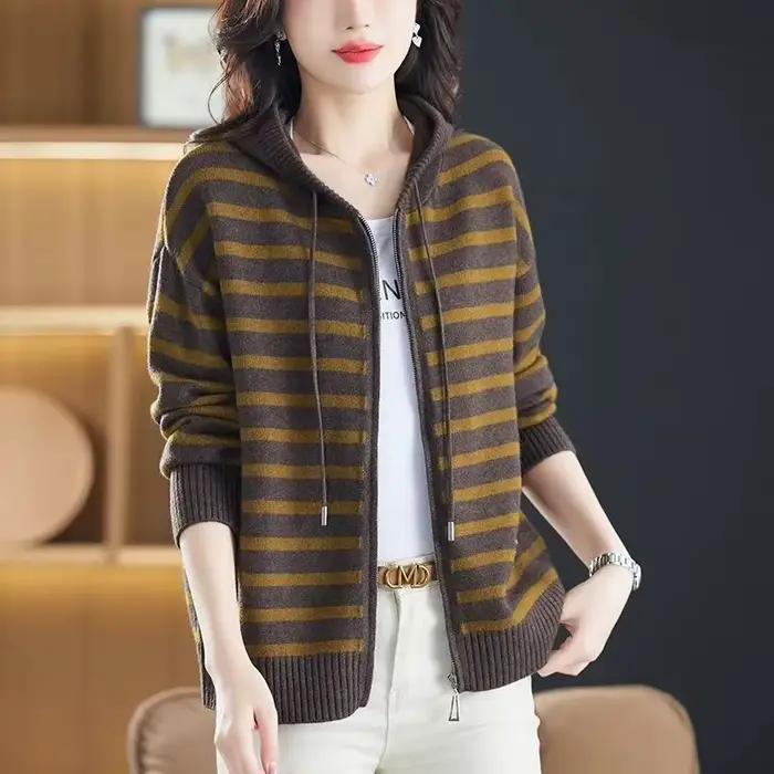 Pull rayé à capuche pour femmes