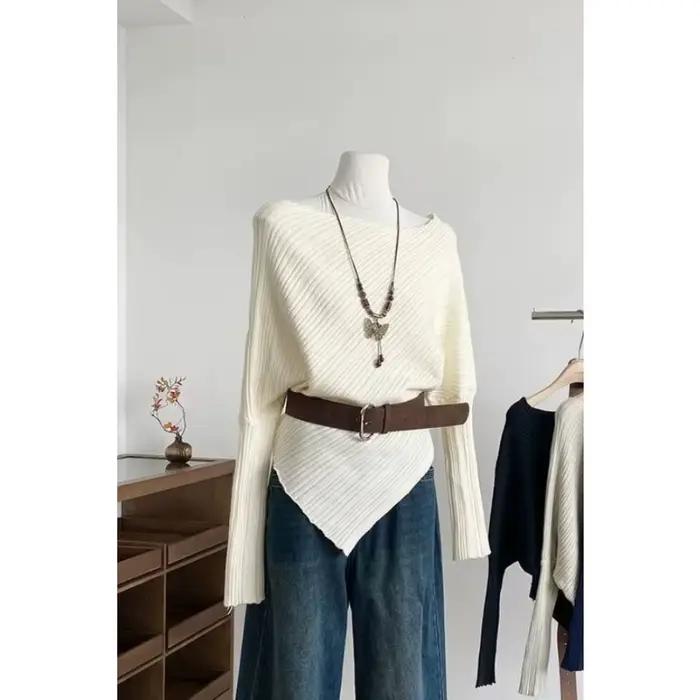 Pull tricoté irrégulier à manches longues avec ceinture et épaules inclinées