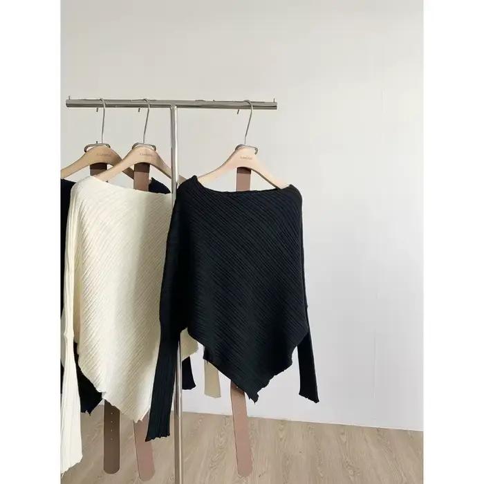 Pull tricoté irrégulier à manches longues avec ceinture et épaules inclinées
