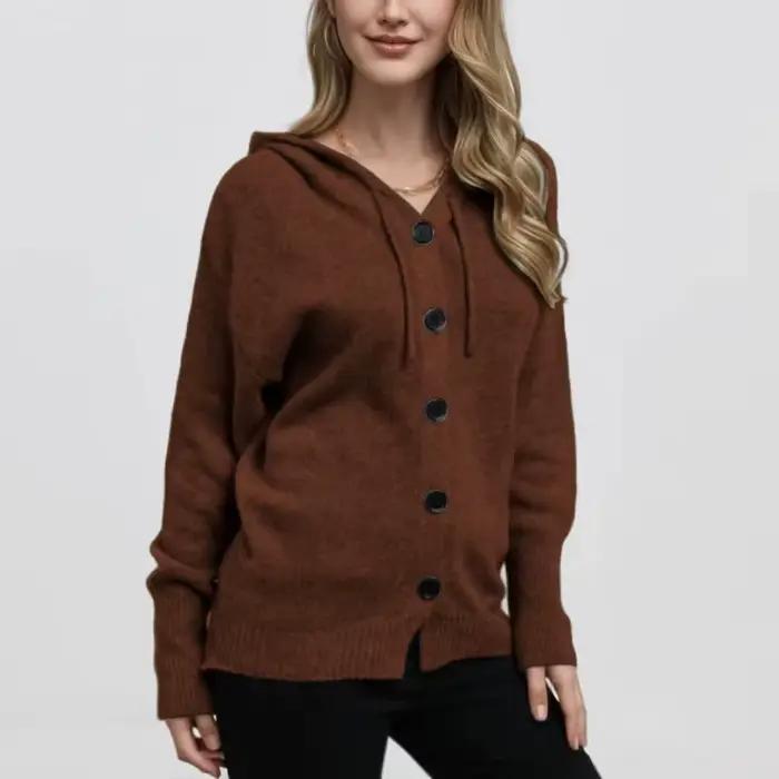 Pull tricoté à col en V et à capuche