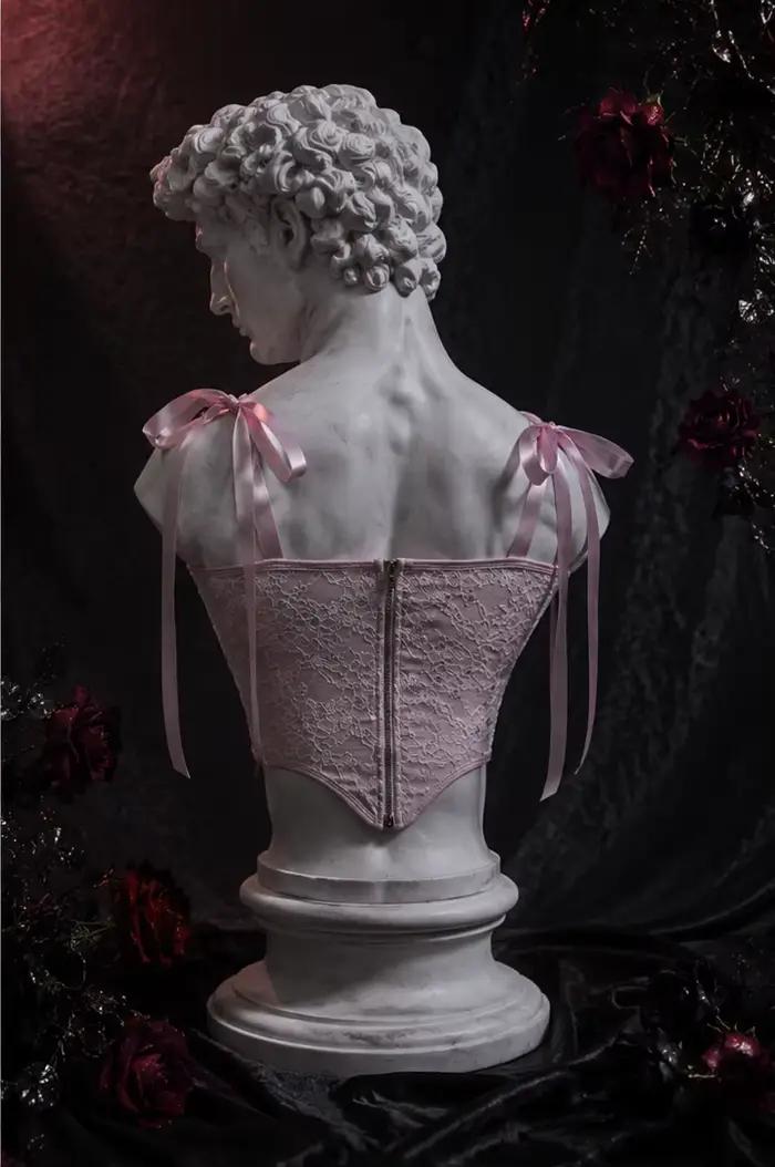 【Fragments.】 Un choix, pas de plus.】Gilet rose tendance pour femme avec bretelles à panneaux en dentelle rétro et grand nœud