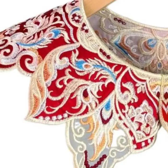 Faux col élégant, Design brodé