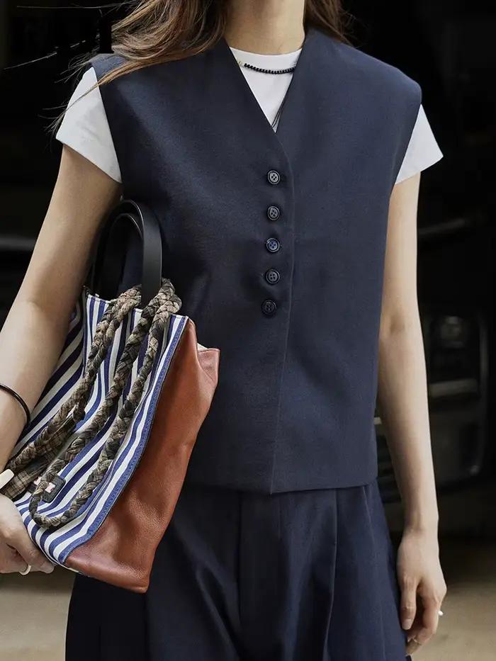 [EAM] femmes bleu marine simple boutonnage grande taille élégant gilet nouveau col en V sans manches mode marée printemps automne 2026 1DJ3462