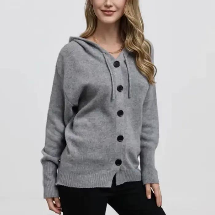 Pull tricoté à col en V et à capuche
