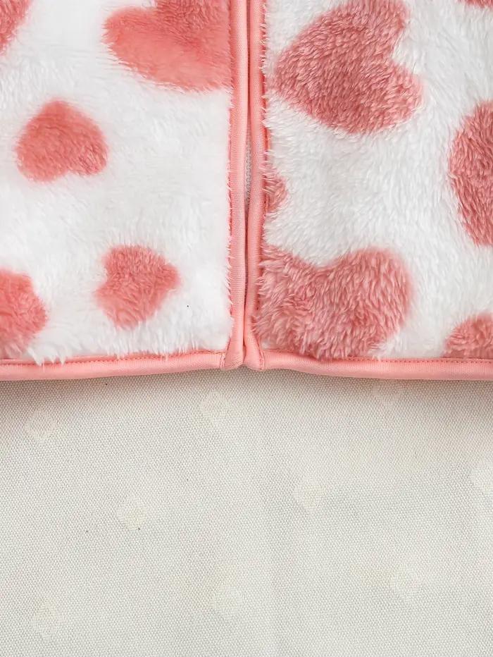 Ce cardigan chaud pour fille d'automne et d'hiver est sucré et mignon. C'est une base blanche avec des coeurs roses manteau en flanelle entièrement imprimé