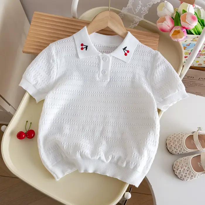 Pull fin à col polo brodé cerise de couleur unie, style mignon pour fille, avec boutons apparents