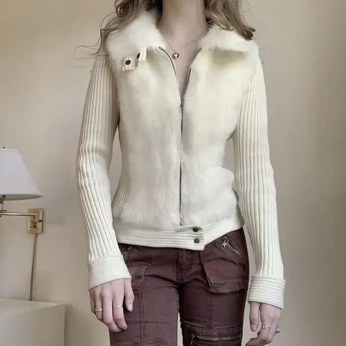 Pull cardigan tricoté avec un col moelleux et un design moelleux ensemble