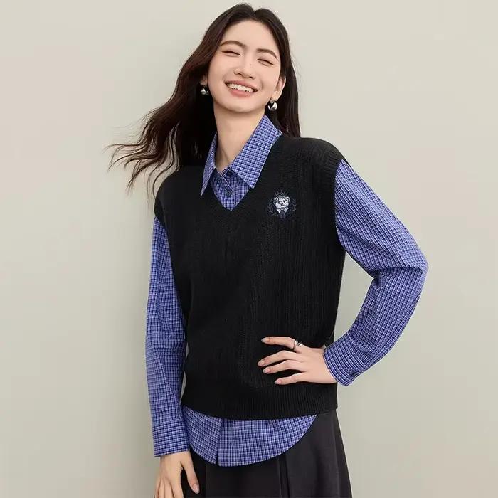 Gilet tricoté femme SENTUBILA Automne 2026 style universitaire col en V couleur contrastante pull br