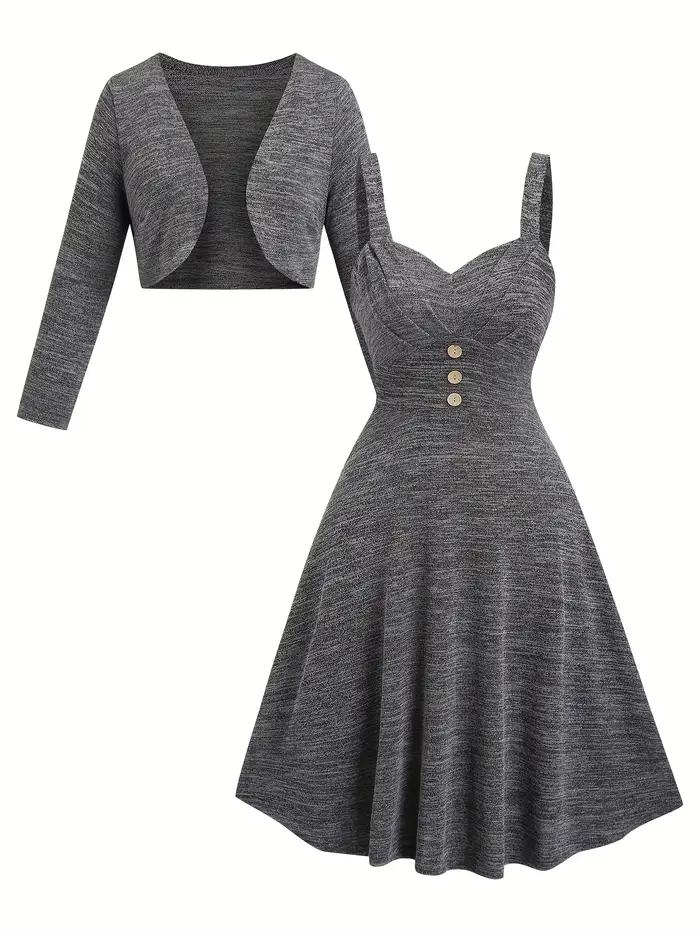 Un ensemble deux pièces d'un cardigan gris foncé confortable avec une robe dos nu pour femme