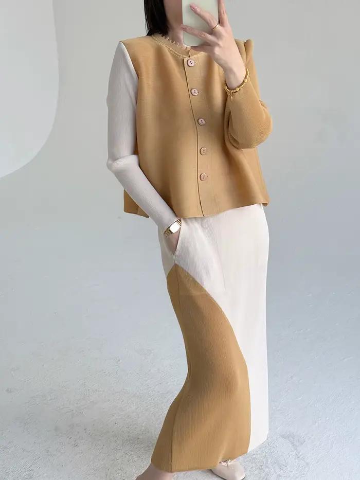 Ensemble coordonné fluide chic et tendance : Gilet plissé col rond boutonné beige kaki et jupe pliss